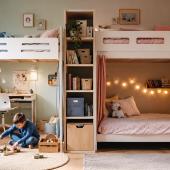Modernes Geschwisterzimmer mit Hochbett, Lernbereich, Stauraum und separaten Rückzugsorten für zwei Kinder.