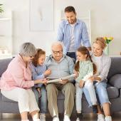 Mehrere Generationen einer Familie verbringen gemeinsam Zeit mit den Großeltern.