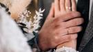 Bild zeigt Hände von Brautpaar mit Trauringen