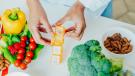 Bewusste Ernährung mit frischen Lebensmitteln und strukturierter Vitaminroutine im Alltag
