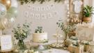 Liebevoll dekorierte Babyparty mit Geschenken, Ballons und festlich gedecktem Tisch