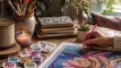 Gemütlicher Arbeitsplatz mit Diamond Painting, Bastelmaterial und dekorativen Elementen als Symbol für kreative Hobbys, Entspannung und Ausgleich im Alltag.