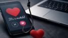 Smartphone mit Dating-App, Herz und Angelhaken als Symbol für Catfishing